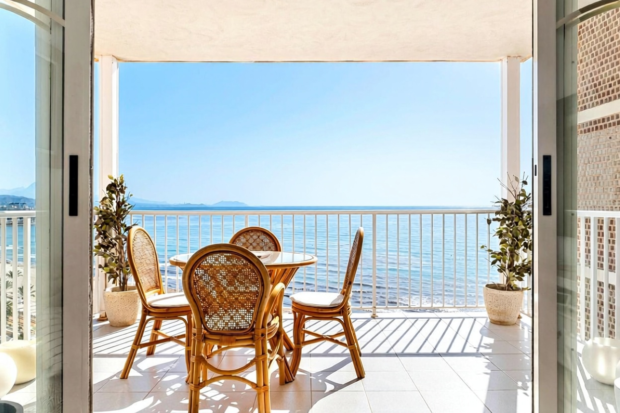 Beachfront flat in El Campello — Sea terrace