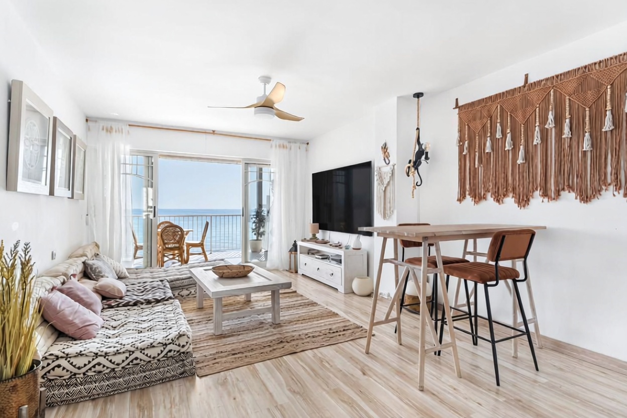 Beachfront flat in El Campello — Living room