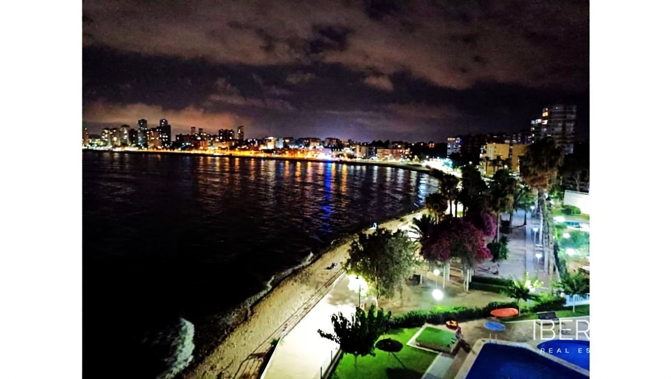 Piso en primera línea de playa en El Campello — Vista mar