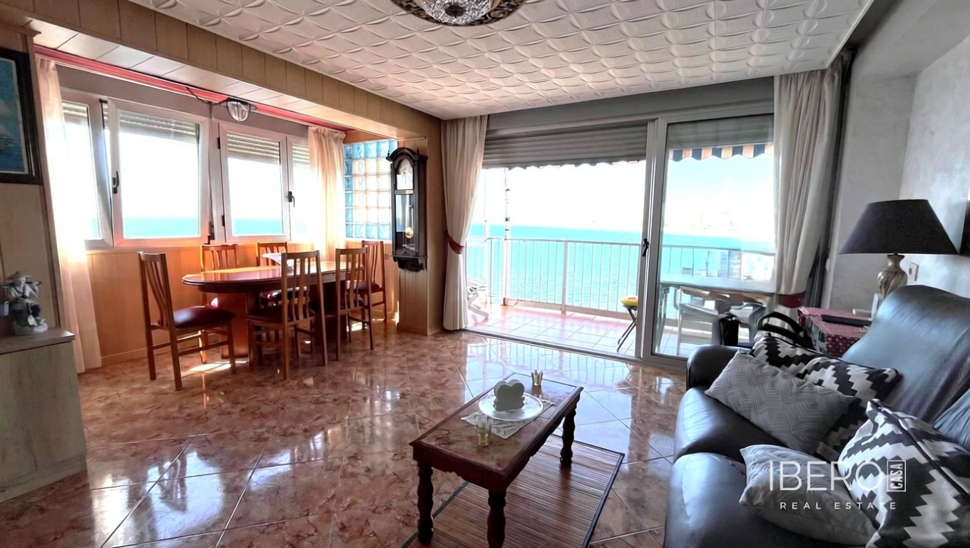 Piso en primera línea de playa en El Campello — Salón
