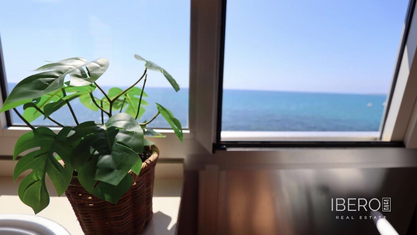 Piso en primera línea de playa en El Campello — Vista mar