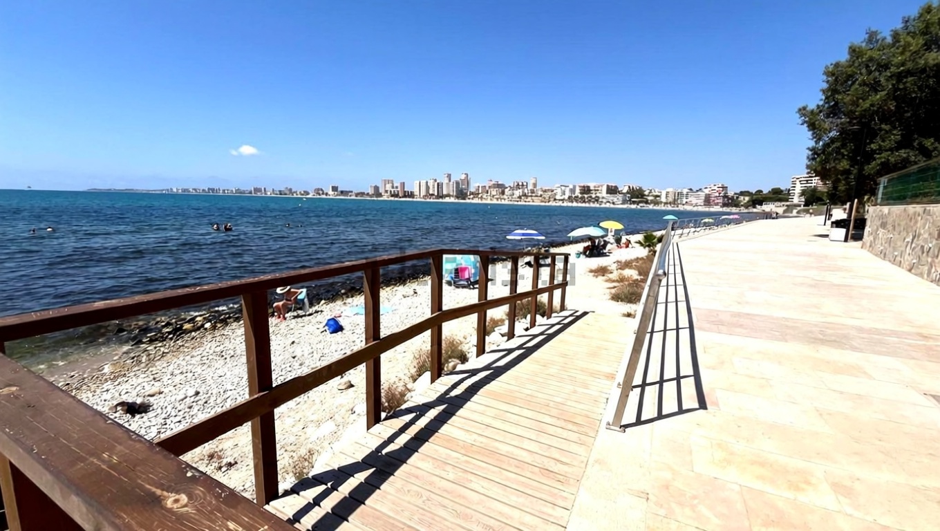 Piso en primera línea de playa en El Campello — Vista mar