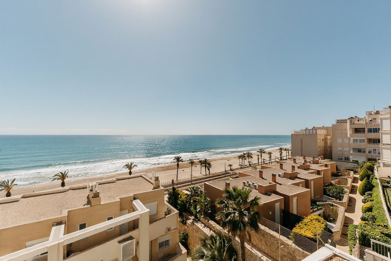 Beachfront flat in El Campello — Sea view
