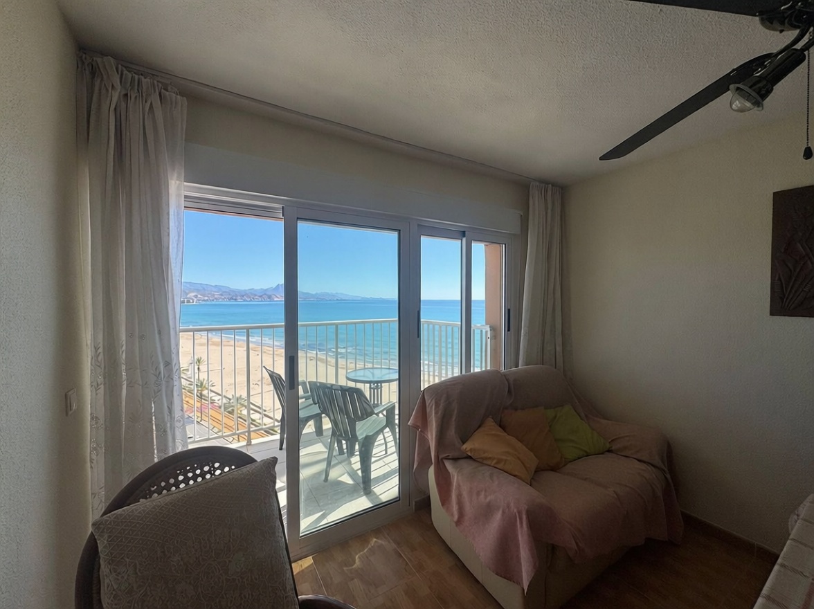 Beachfront flat in El Campello — Sea view