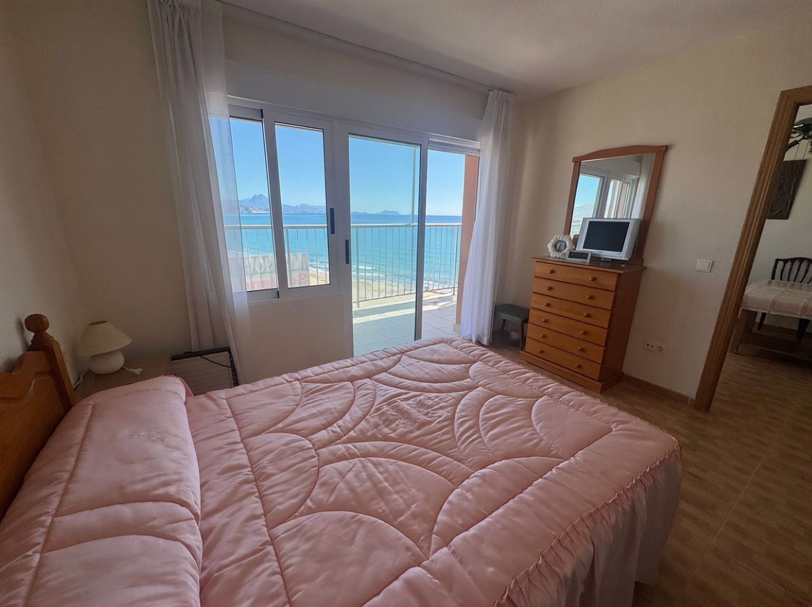 Beachfront flat in El Campello — Bedroom