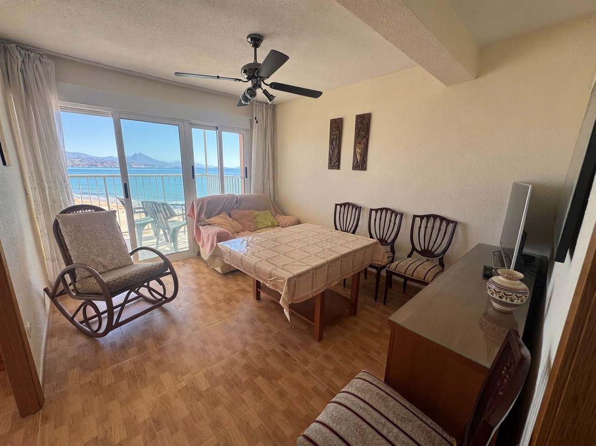 Beachfront flat in El Campello — Living room