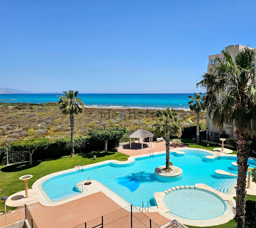 Piso en primera línea de playa en El Campello — Vista mar