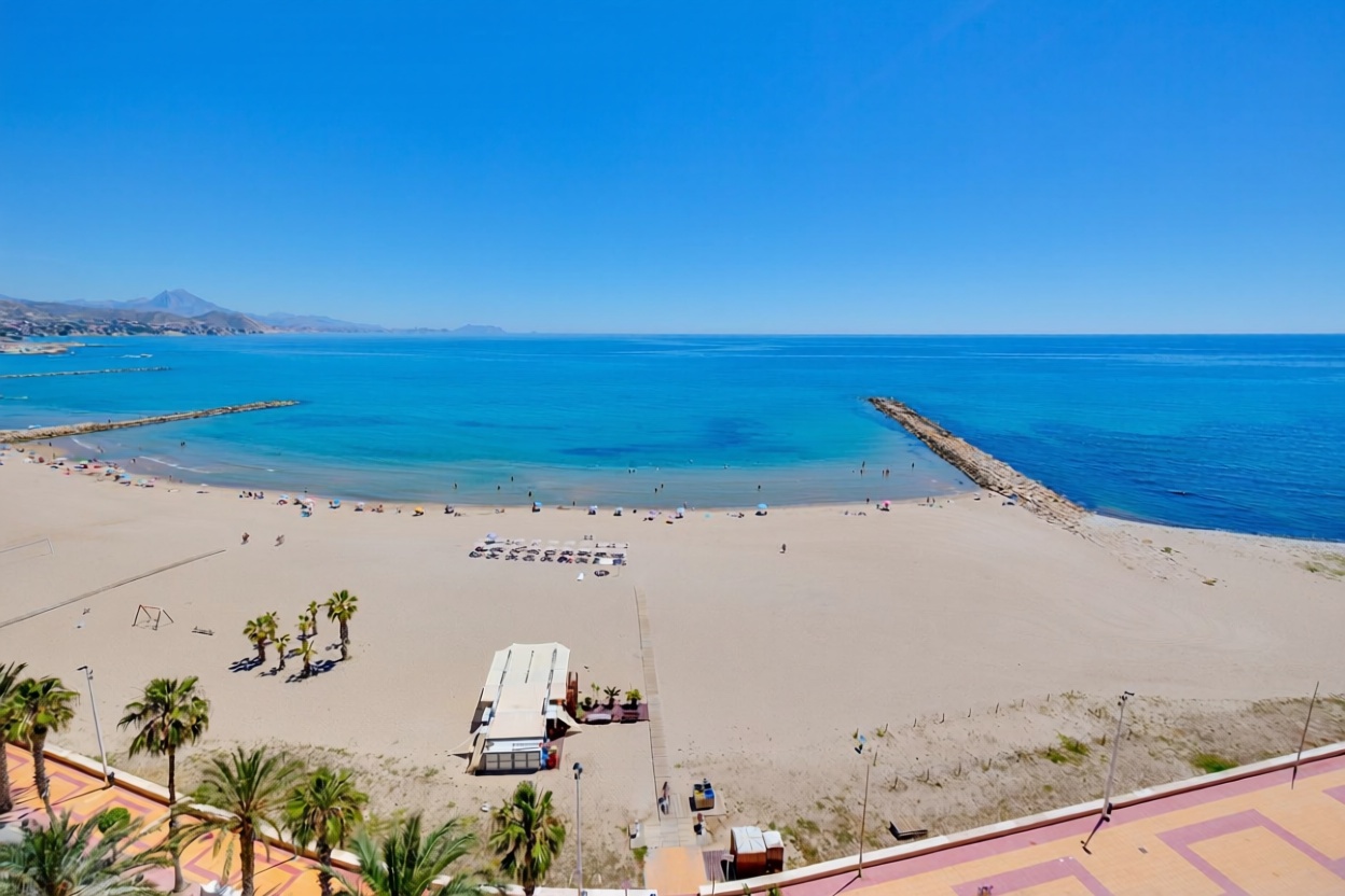 Piso en primera línea de playa en El Campello — Vista mar
