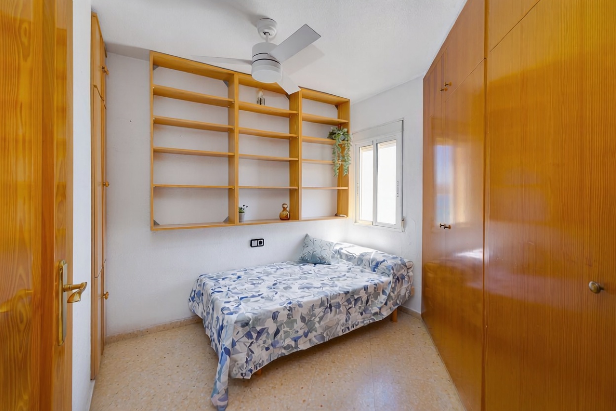 Piso en primera línea de playa en El Campello — Dormitorio