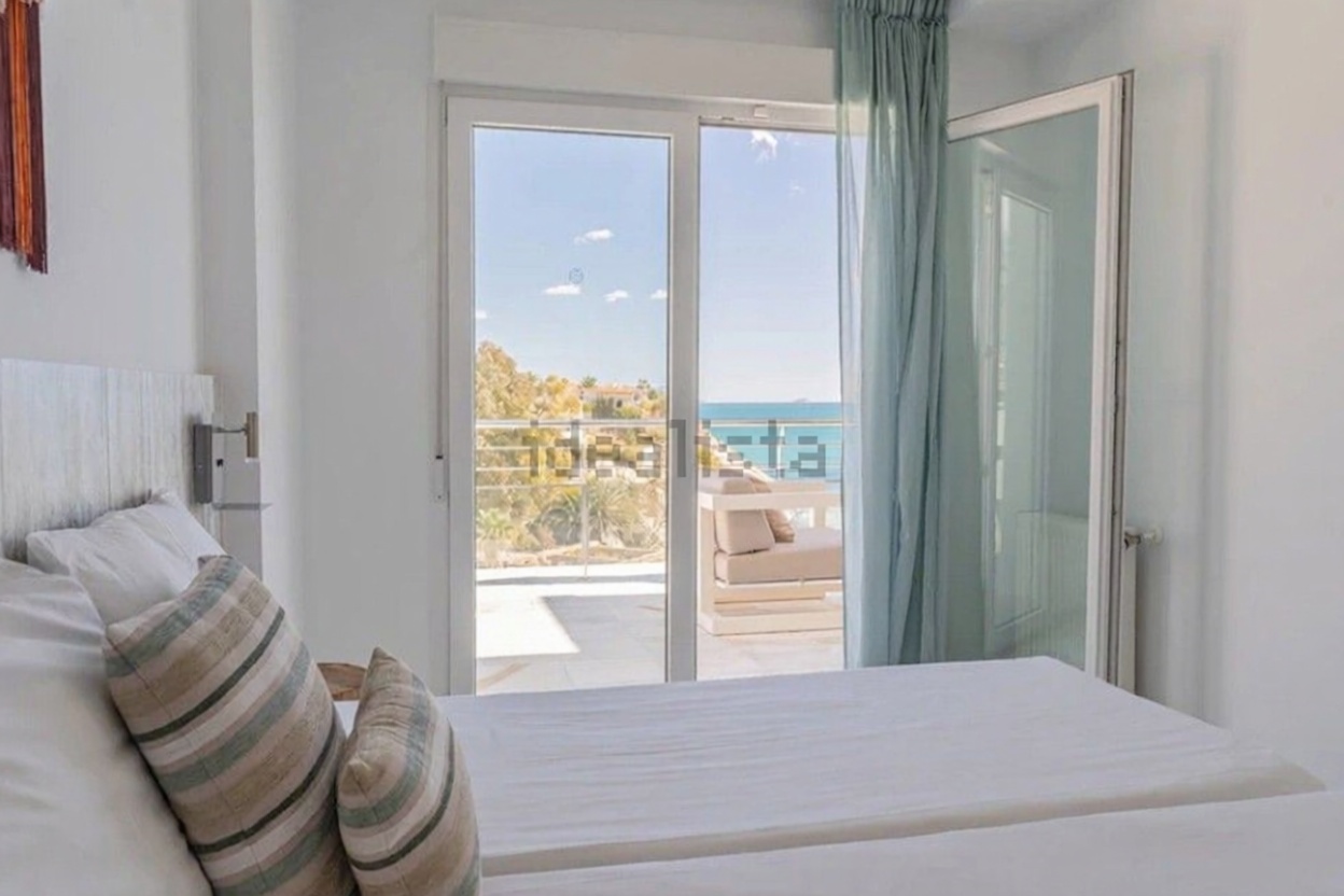 Piso en primera línea de playa en El Campello — Dormitorio