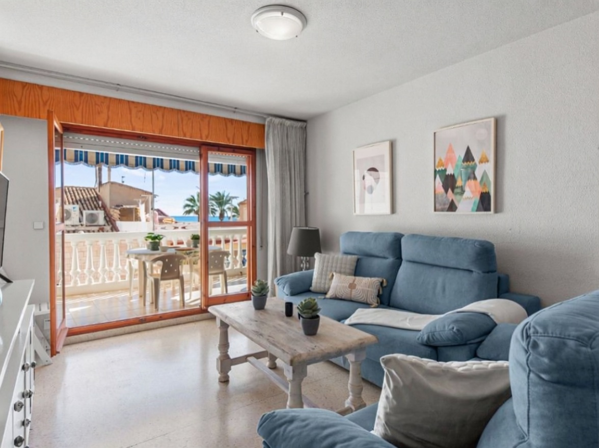 Piso en primera línea de playa en El Campello — Salón