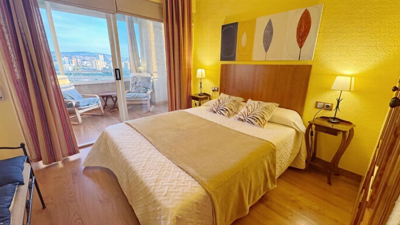 Piso en primera línea de playa en El Campello — Dormitorio