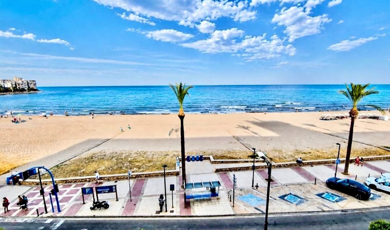 Beachfront flat in El Campello — Sea view