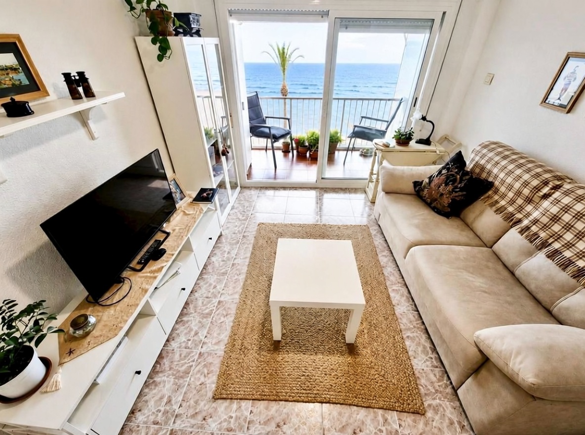 Beachfront flat in El Campello — Living room