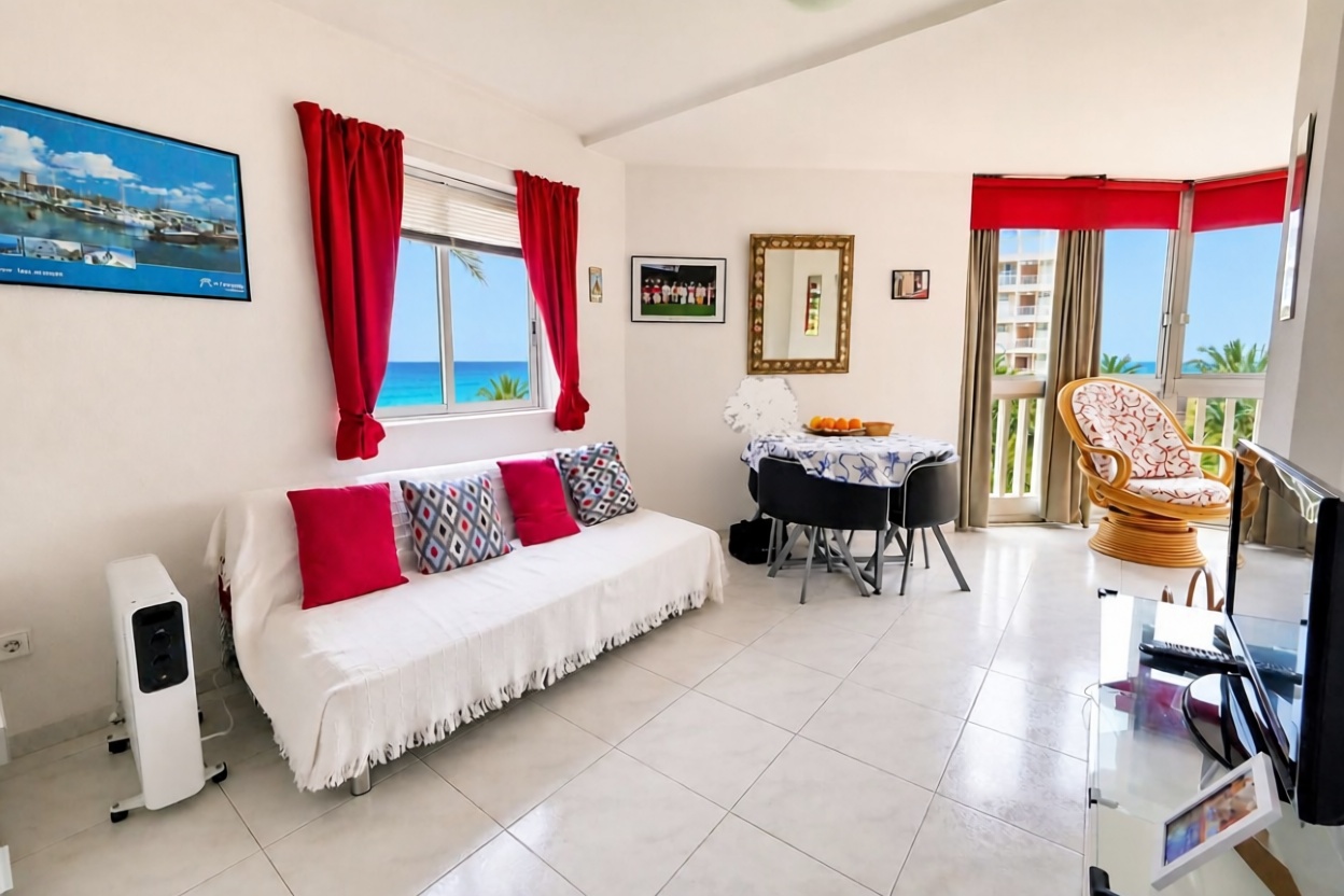 Beachfront flat in El Campello — Living room