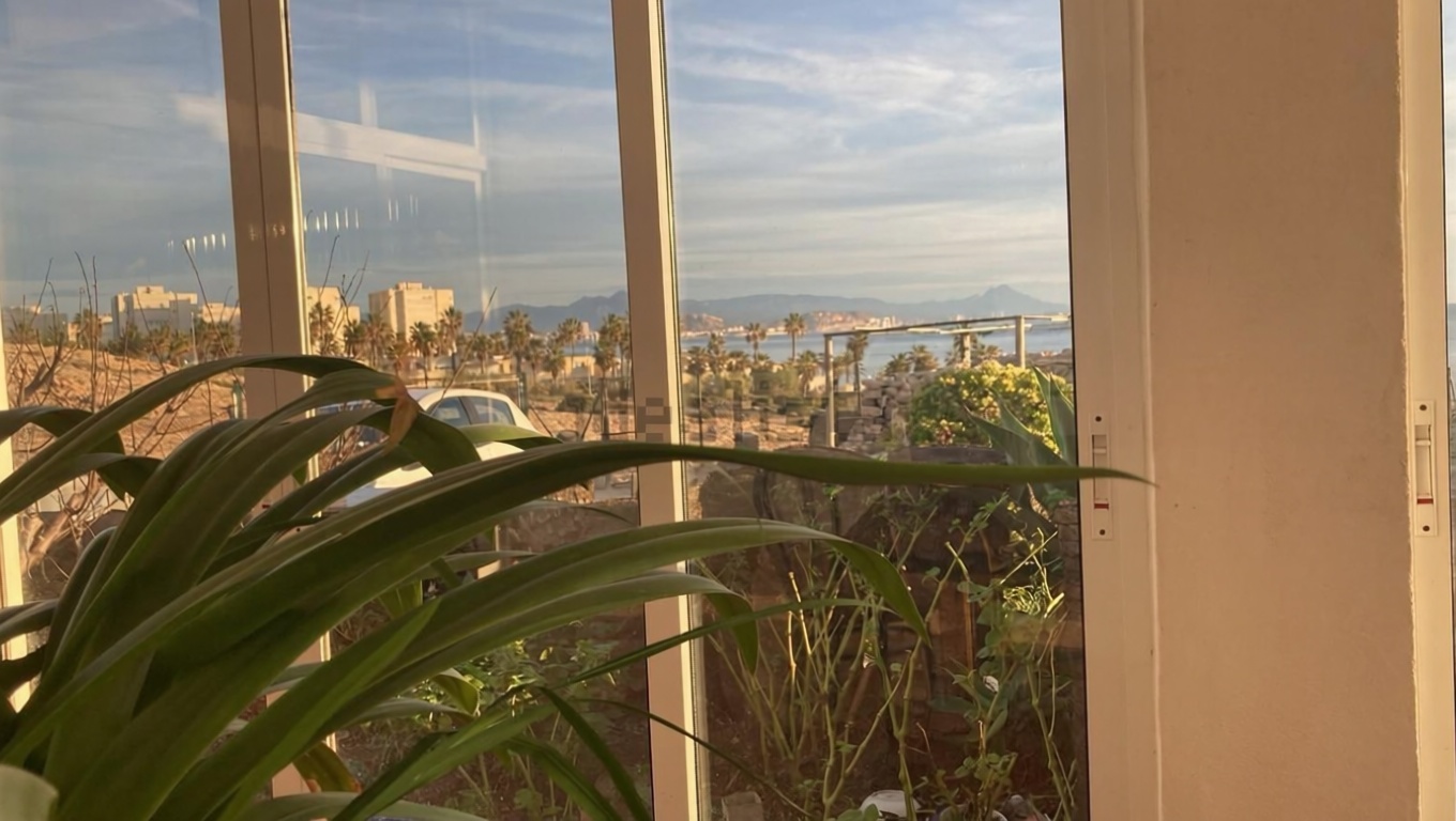 Chalet mit direkter Strandzugang in Alicante — Wohnzimmer