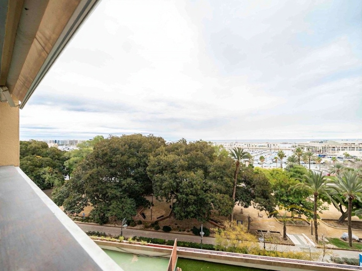 Beachfront flat in Alicante — Sea view