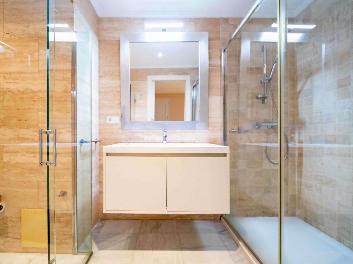 Beachfront flat in Alicante — Bathroom