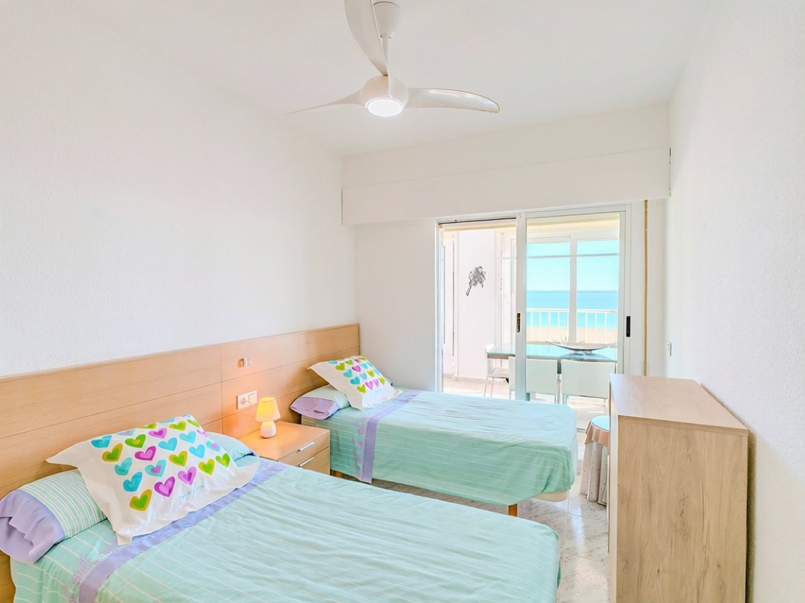Apartamento em primeira linha de praia em Alicante — Quarto
