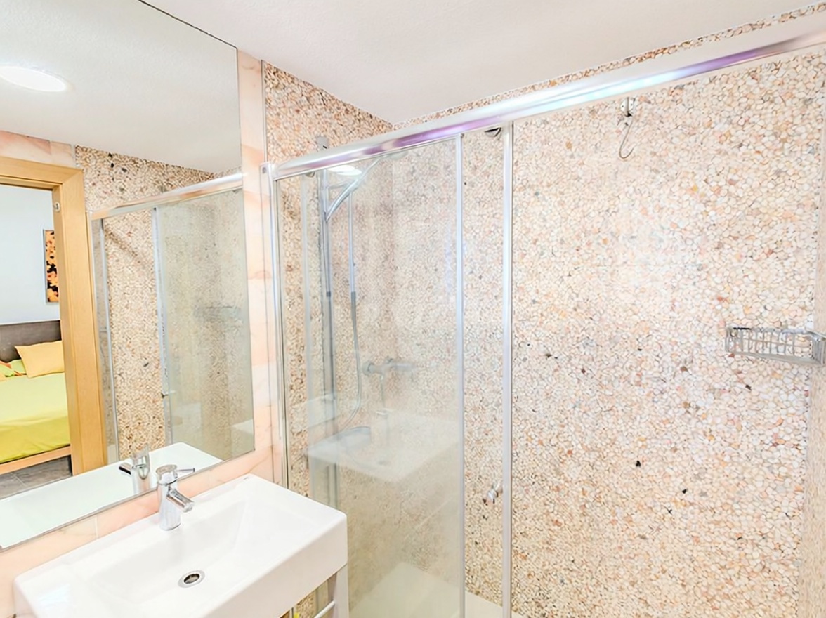 Apartamento em primeira linha de praia em Alicante — Casa banho