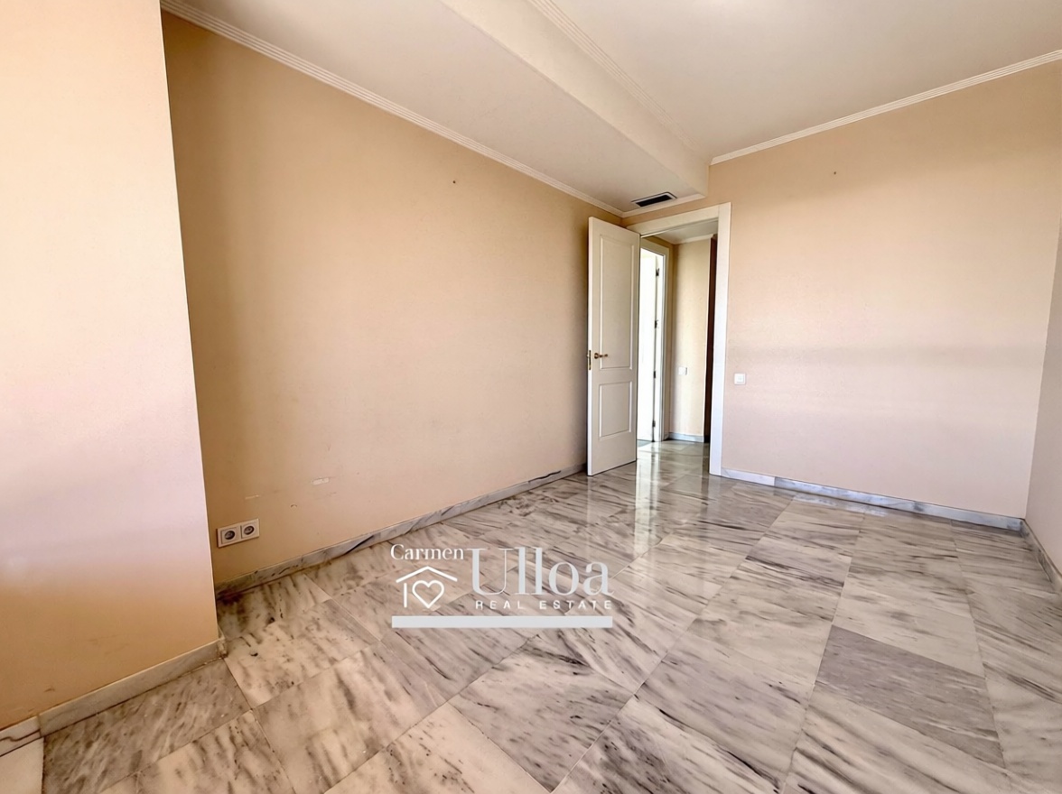 Beachfront flat in Alicante — Bedroom