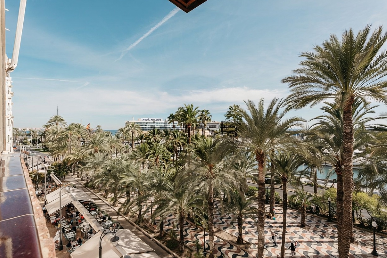 Beachfront flat in Alicante — Sea view