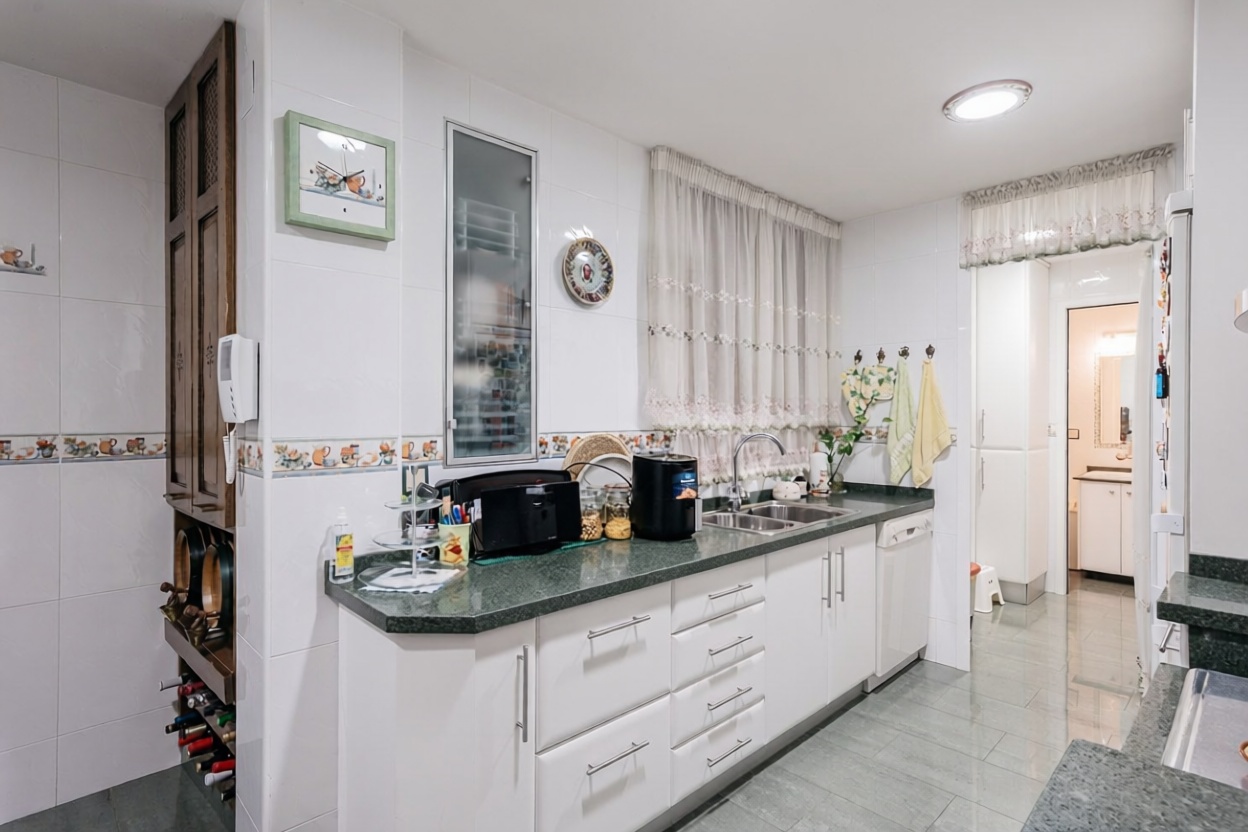 Beachfront flat in Alicante — Kitchen