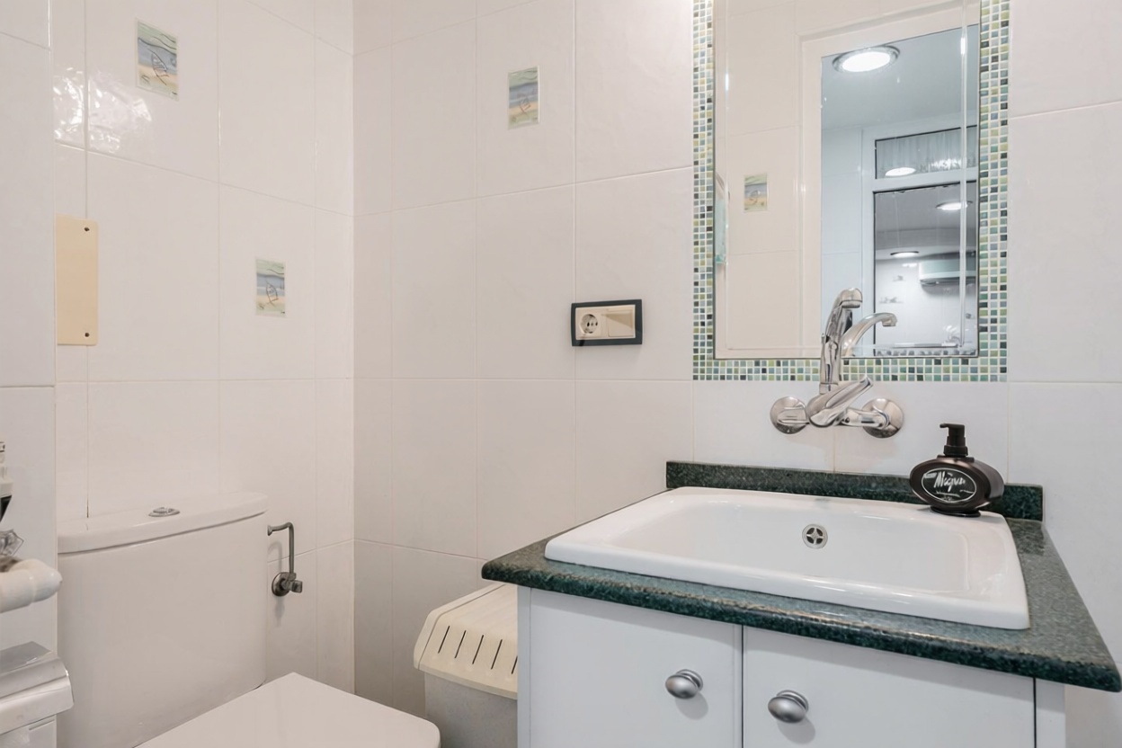 Beachfront flat in Alicante — Bathroom