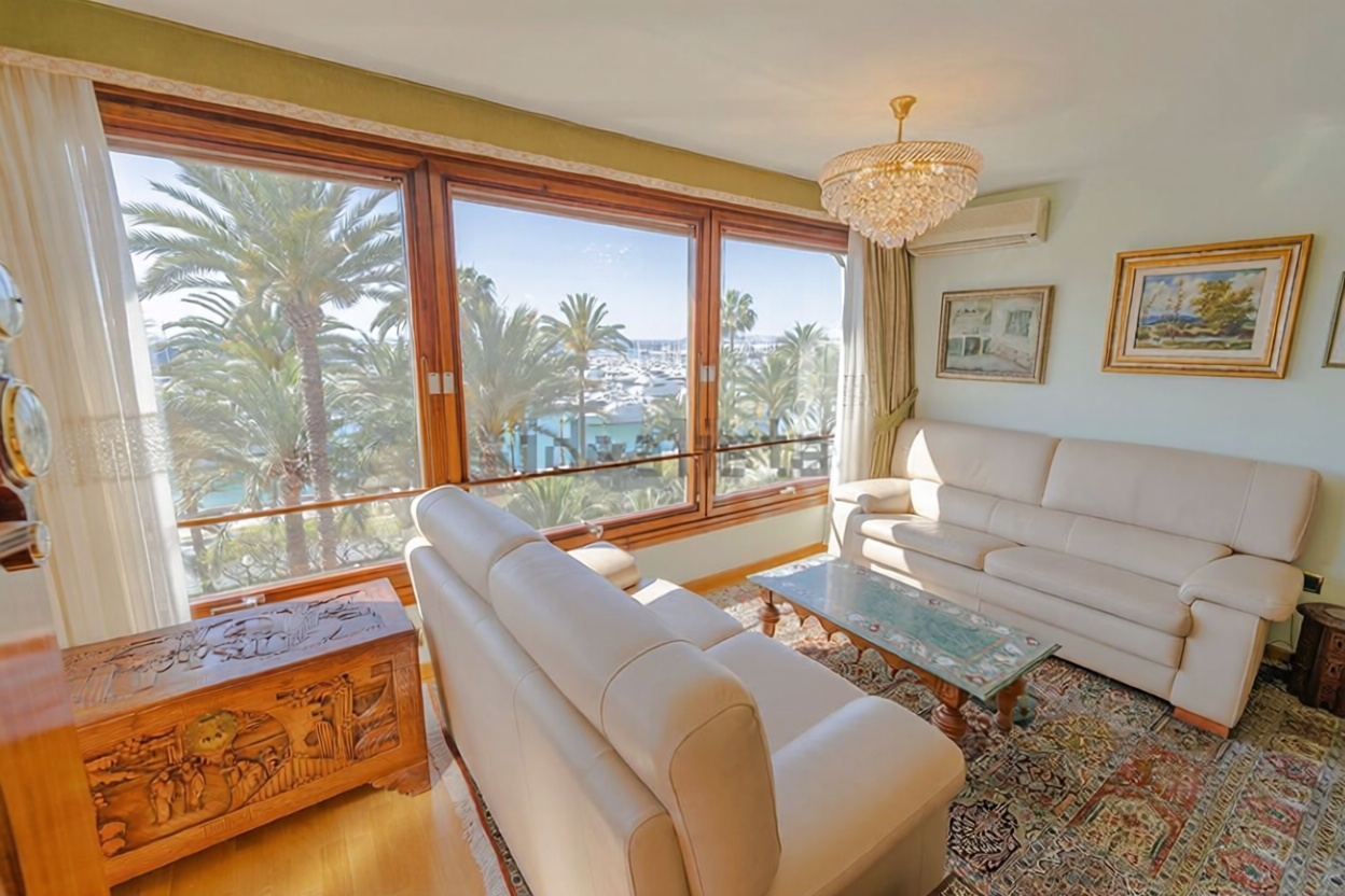 Beachfront flat in Alicante — Living room