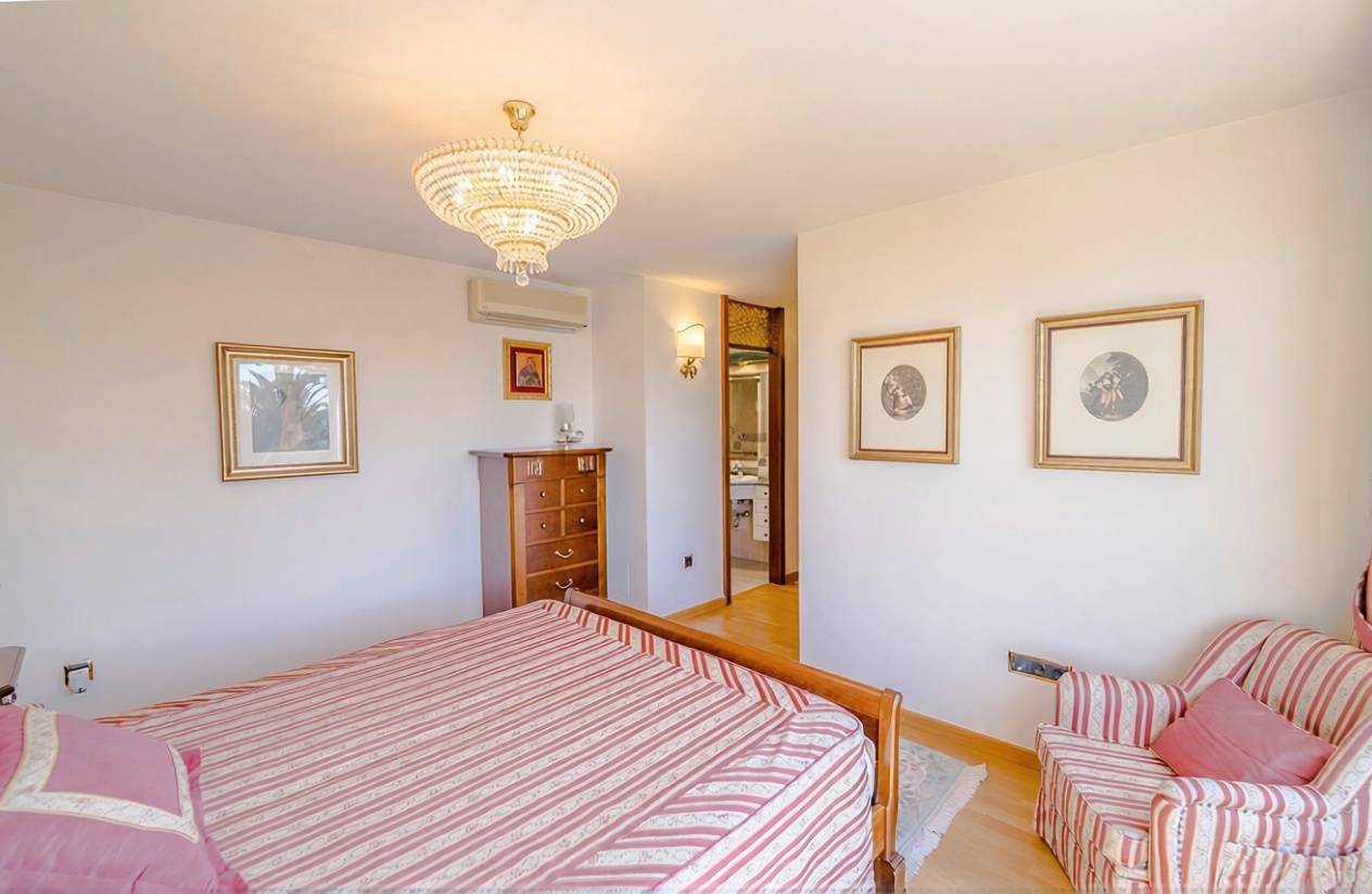 Beachfront flat in Alicante — Bedroom