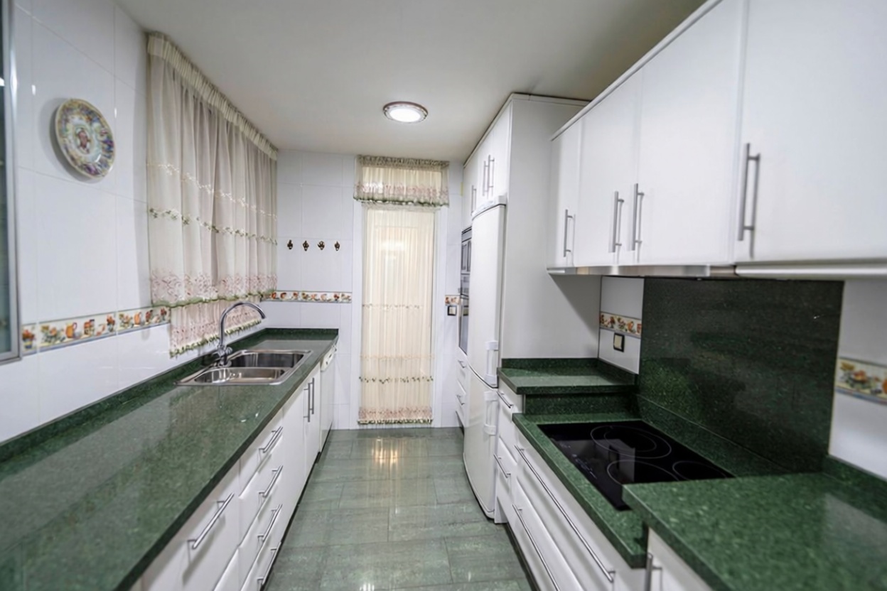 Beachfront flat in Alicante — Kitchen