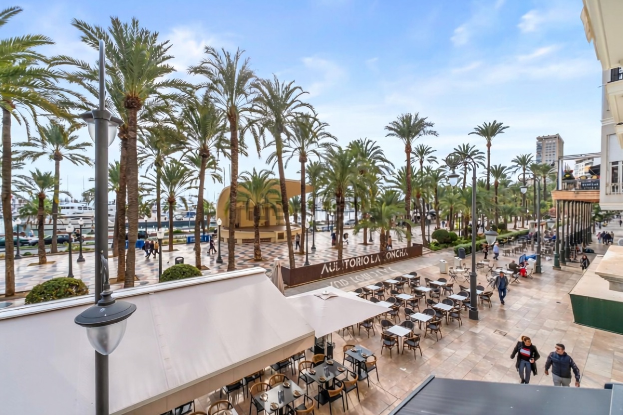 Appartement en première ligne de plage à Alicante — Vue mer