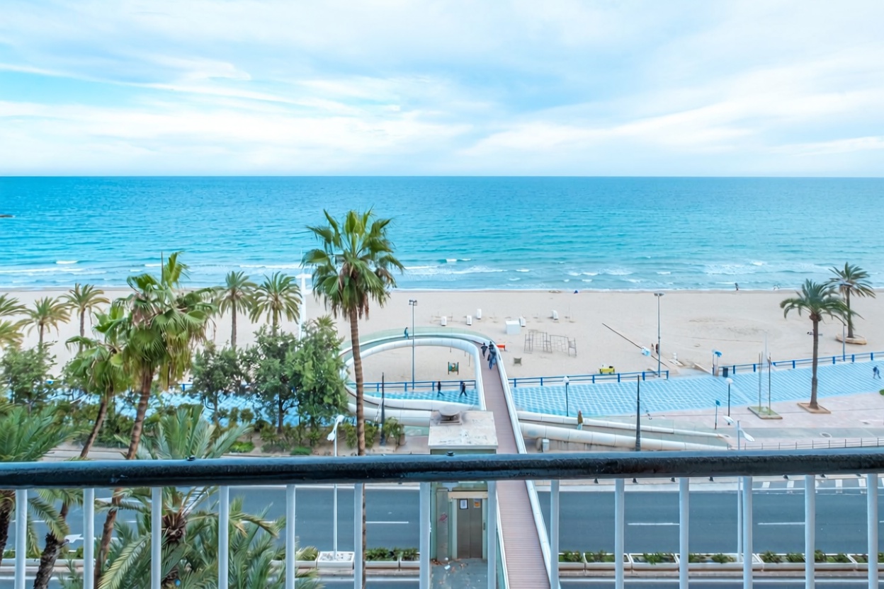 Appartement en première ligne de plage à Alicante — Vue mer