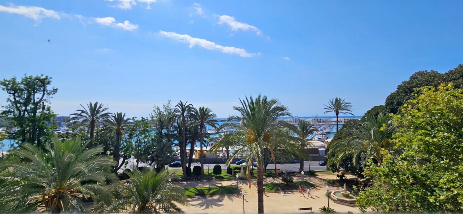 Beachfront flat in Alicante — Sea view
