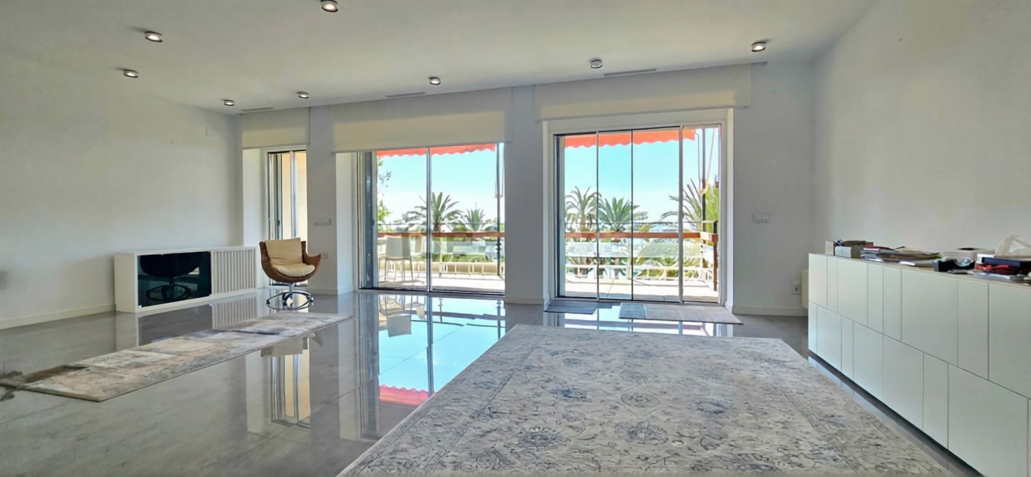 Beachfront flat in Alicante — Living room