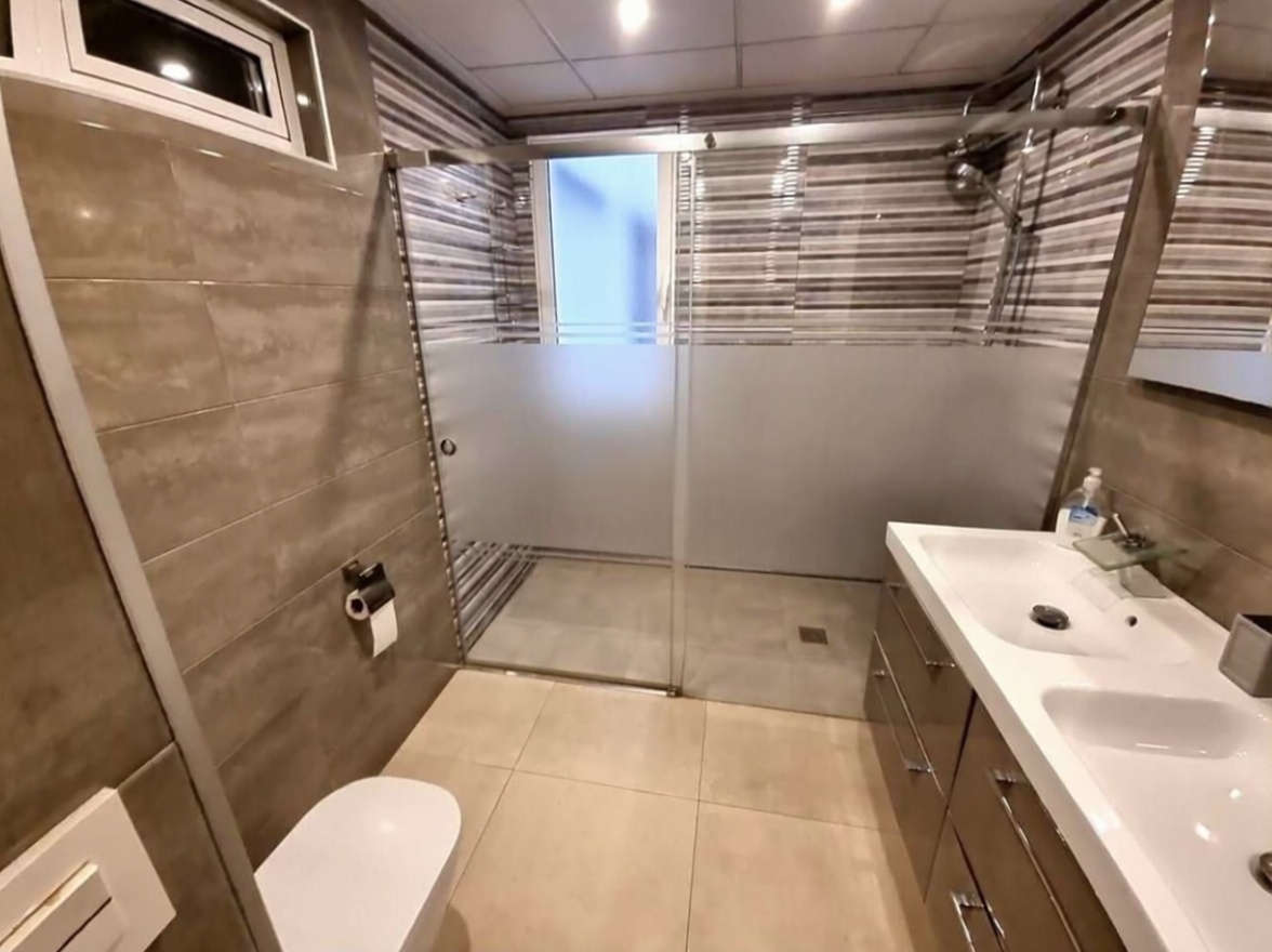 Wohnung in erste Strandlinie in Alicante — Bad