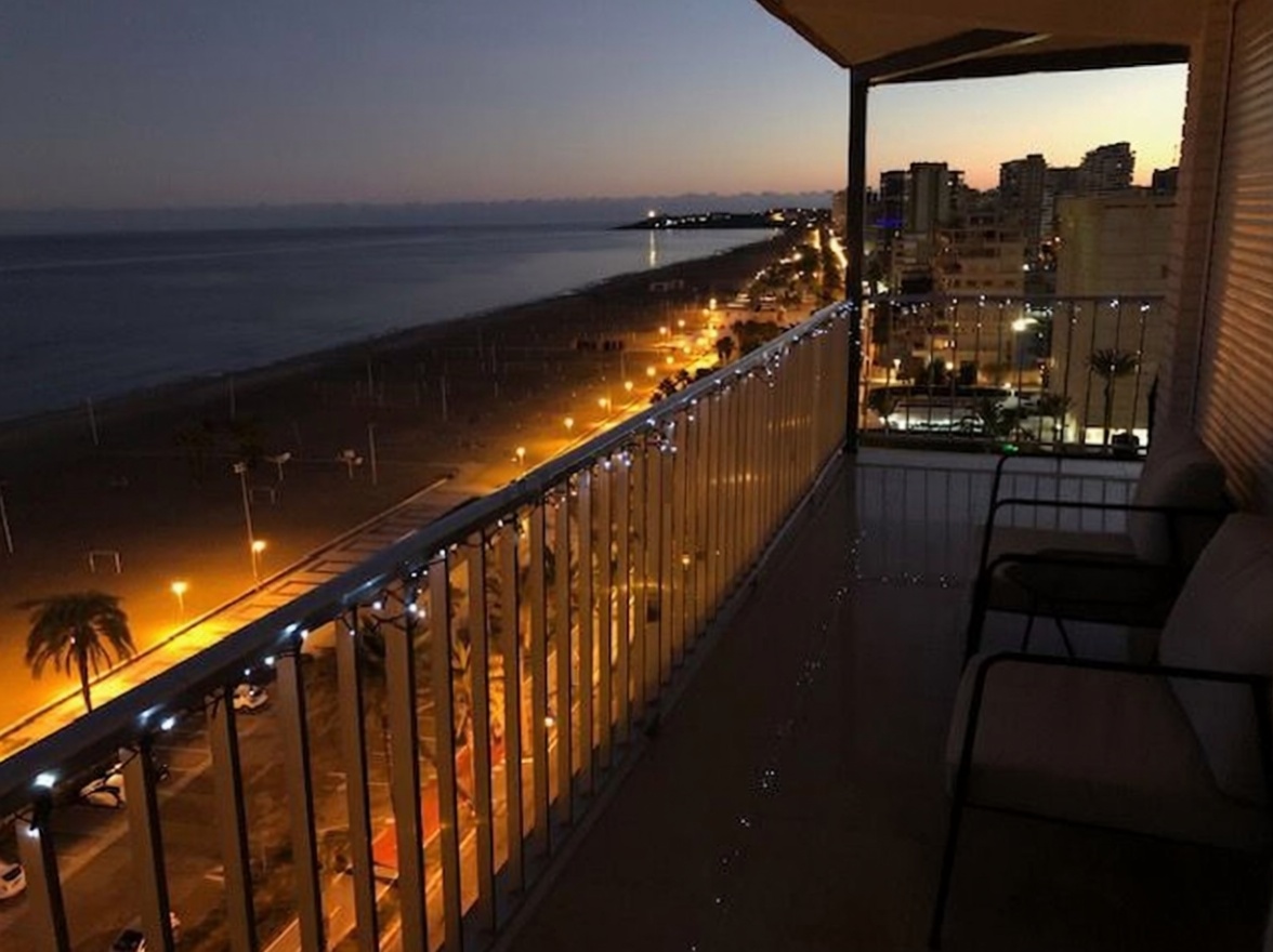 Appartement en attique en première ligne de mer à Alicante — Terrasse mer