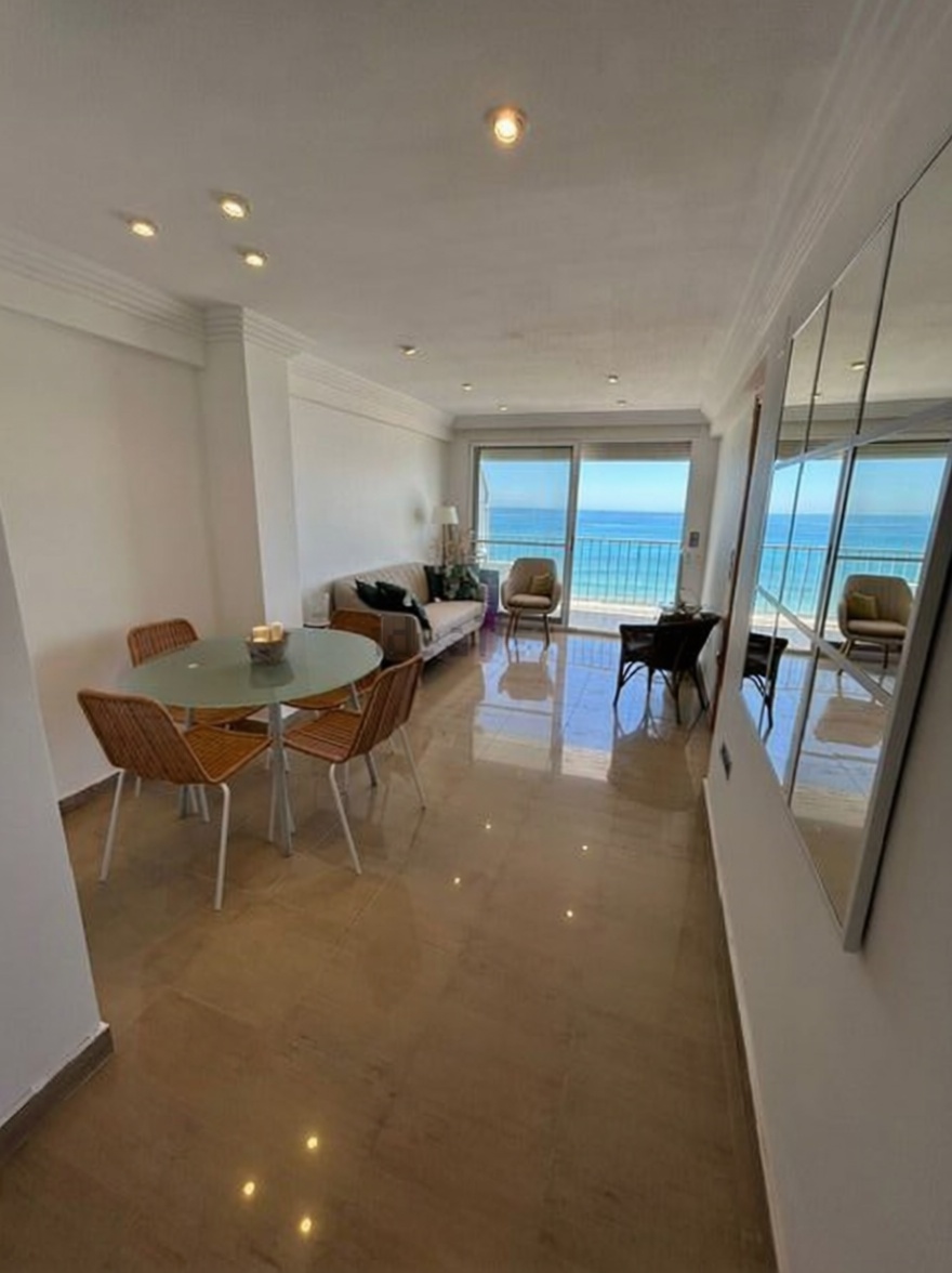 Appartement en attique en première ligne de mer à Alicante — Séjour