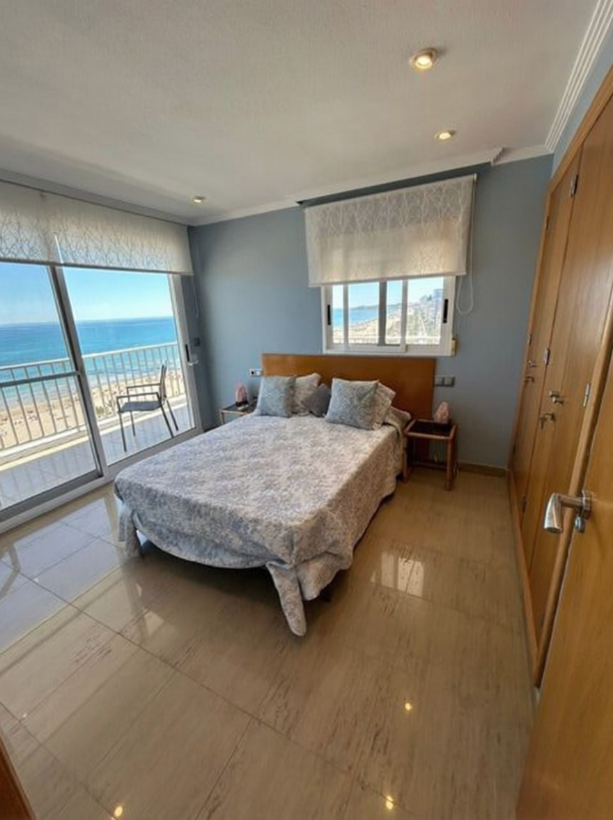 Appartement en attique en première ligne de mer à Alicante — Chambre