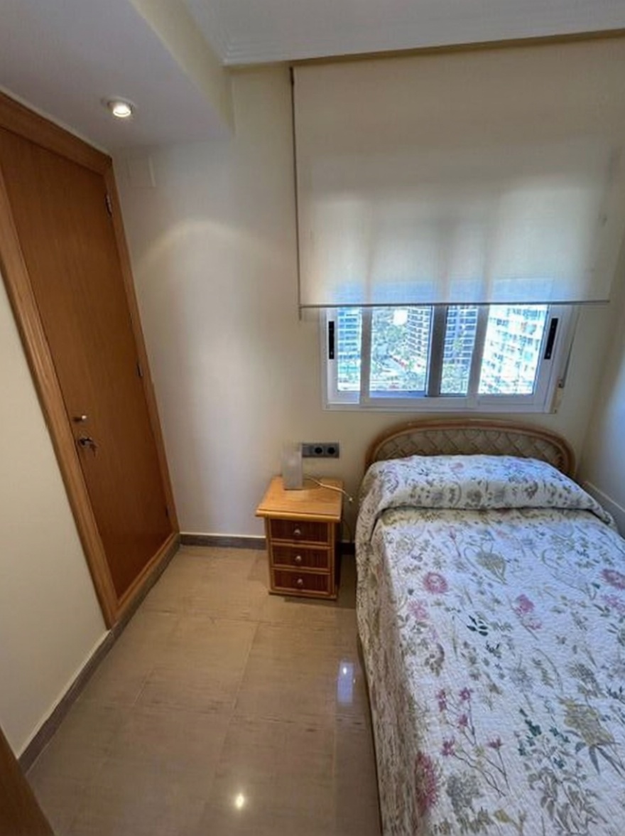 Appartement en attique en première ligne de mer à Alicante — Chambre