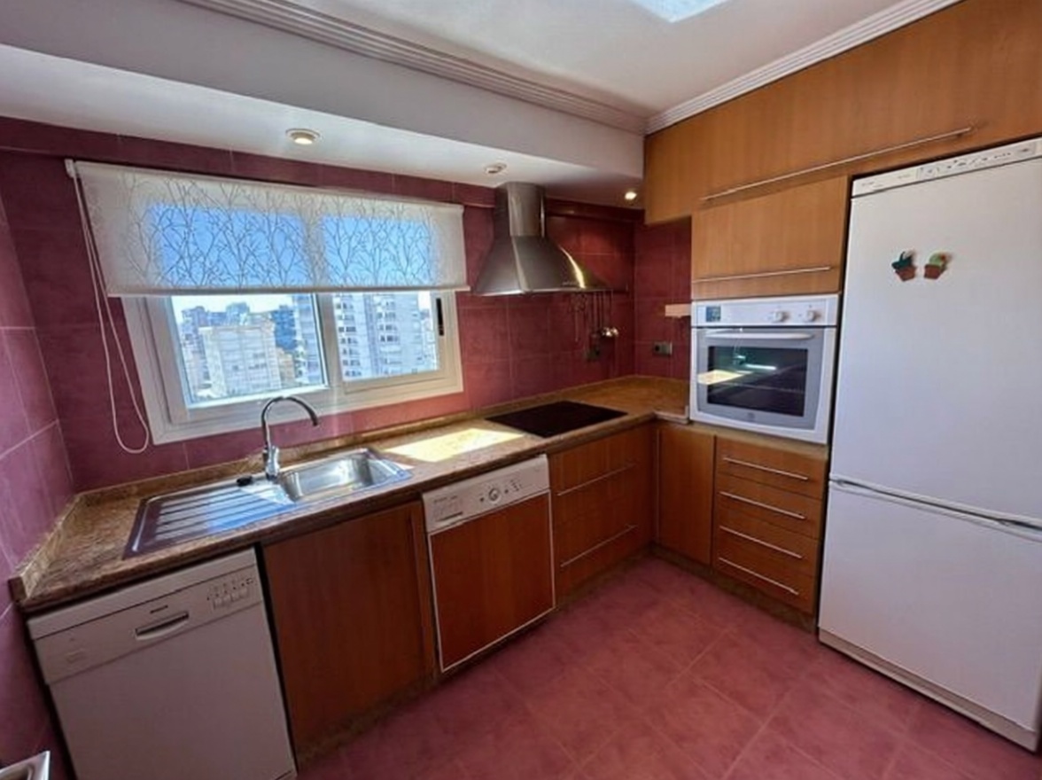 Appartement en attique en première ligne de mer à Alicante — Cuisine