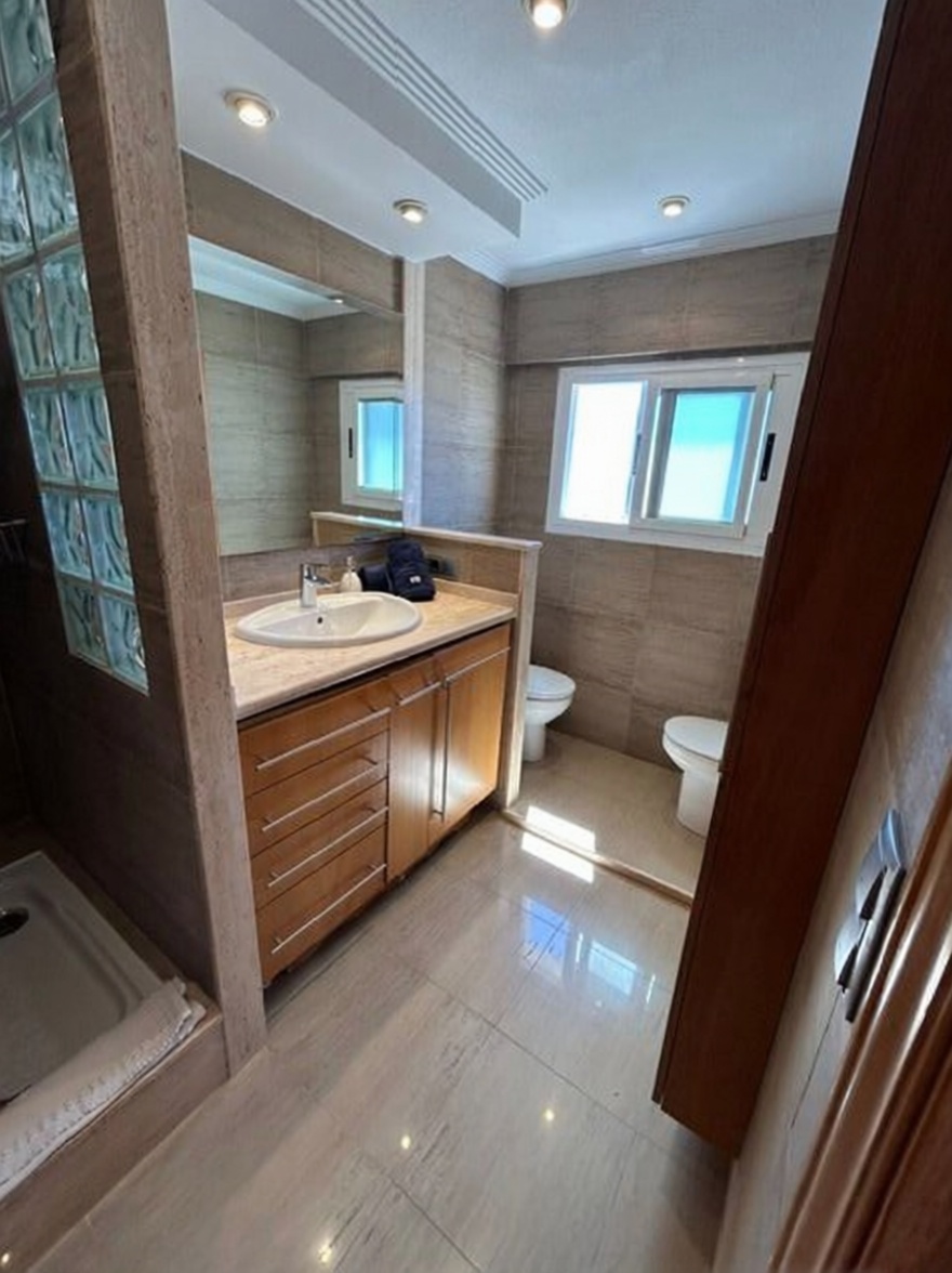 Appartement en attique en première ligne de mer à Alicante — Sanitaires