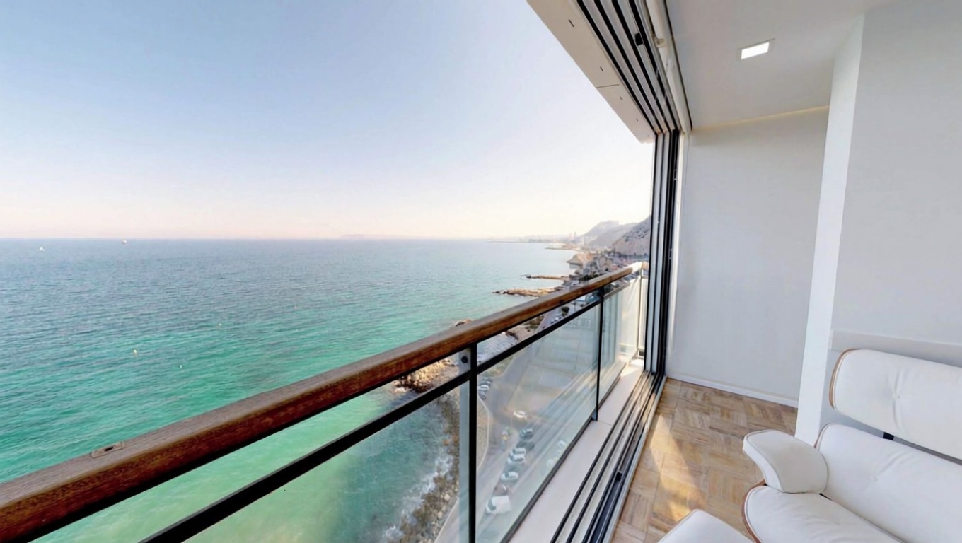 Piso en primera línea de playa en Alicante — Terraza mar