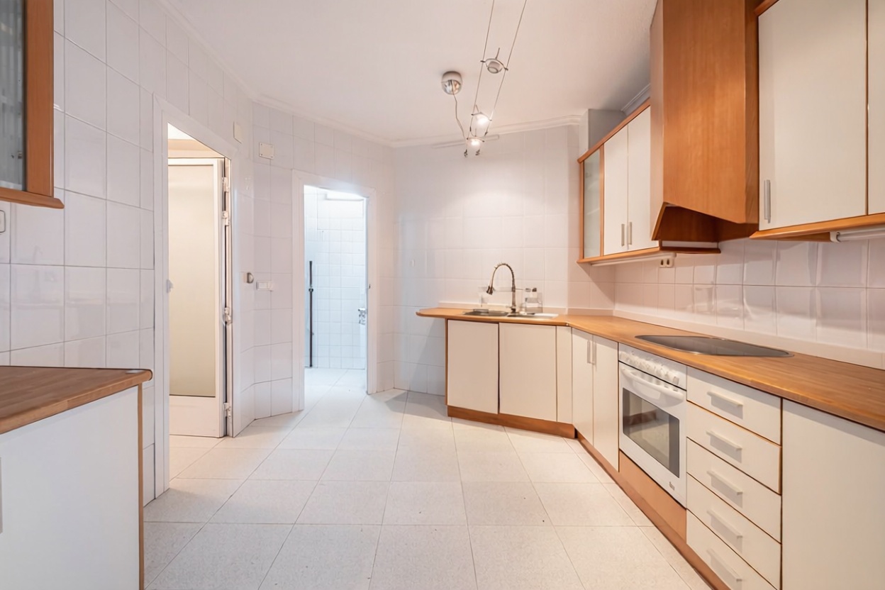 Beachfront flat in Alicante — Kitchen