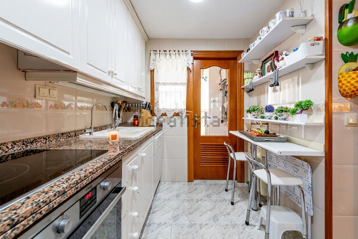 Appartement en première ligne de plage à Alicante — Cuisine