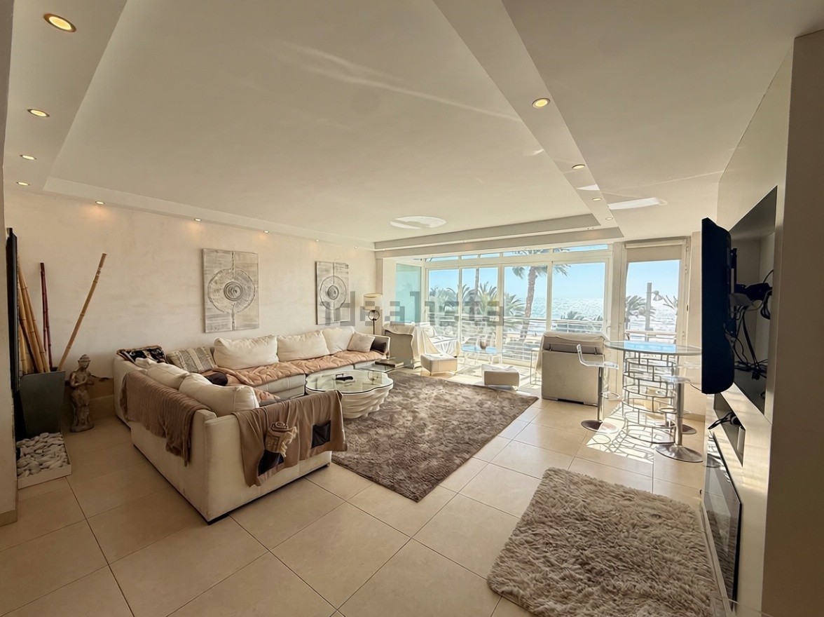 Beachfront flat in Alicante — Living room