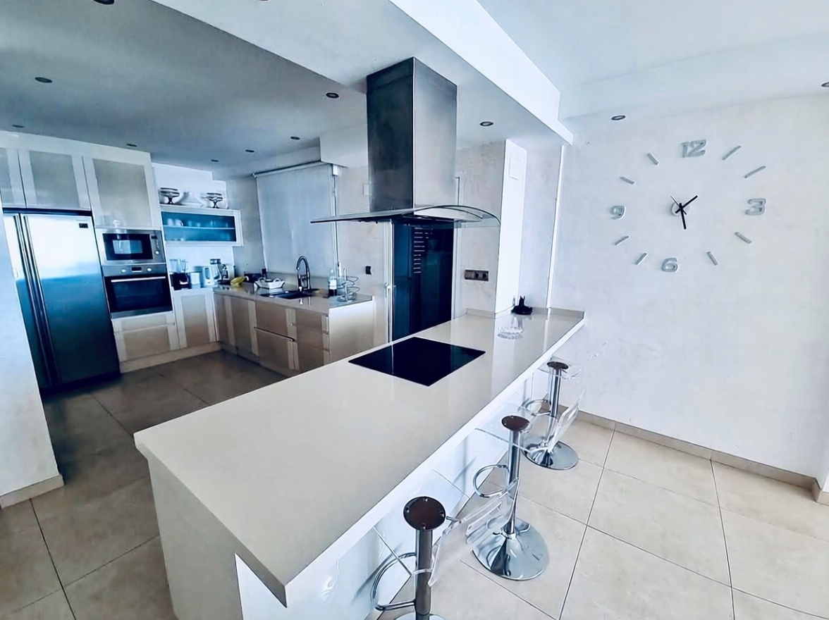 Beachfront flat in Alicante — Kitchen