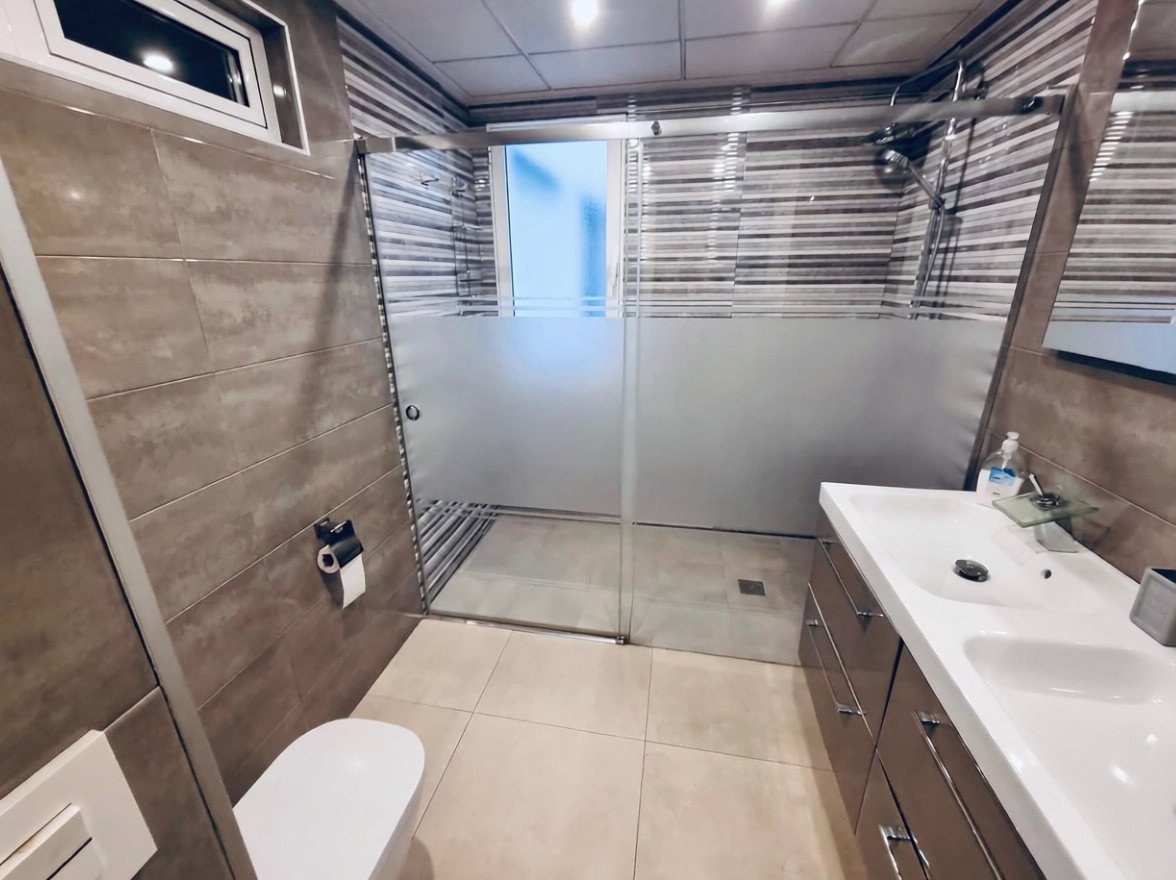 Beachfront flat in Alicante — Bathroom