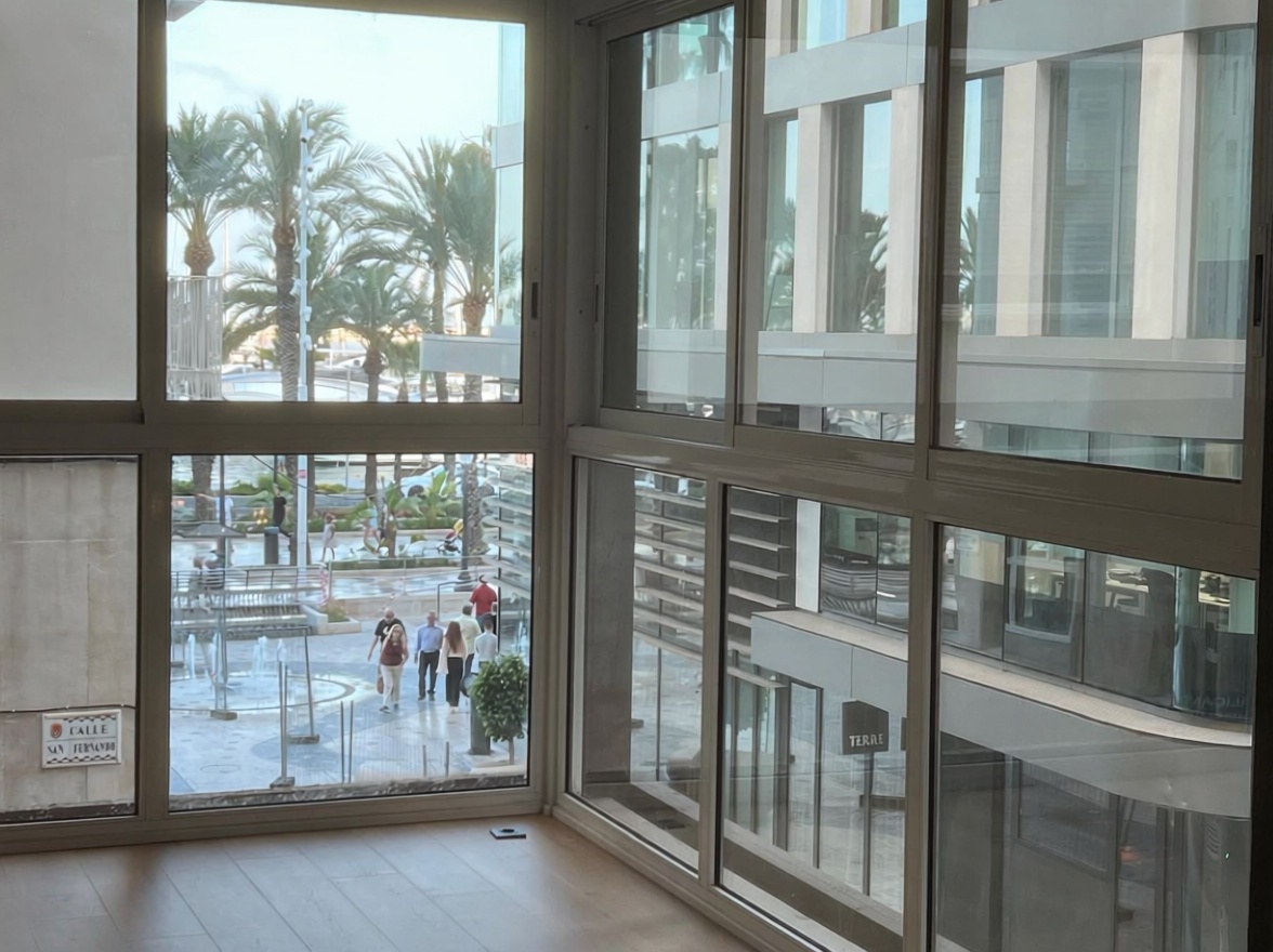 Beachfront flat in Alicante — Sea view