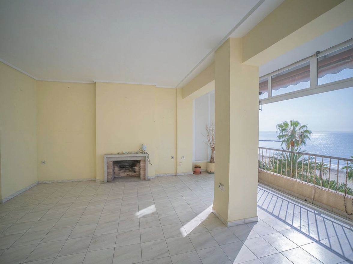 Beachfront flat in Alicante — Living room